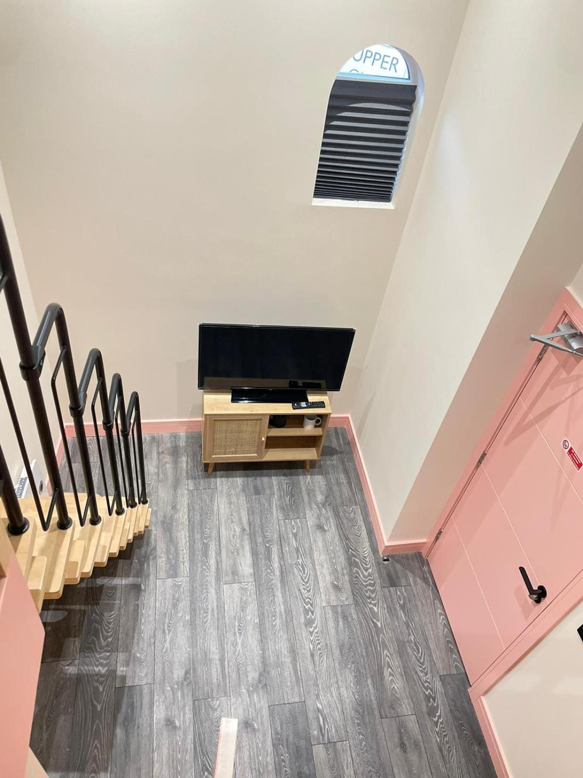 Cozy En-Suite Loft In Trendy Local Лондон Экстерьер фото
